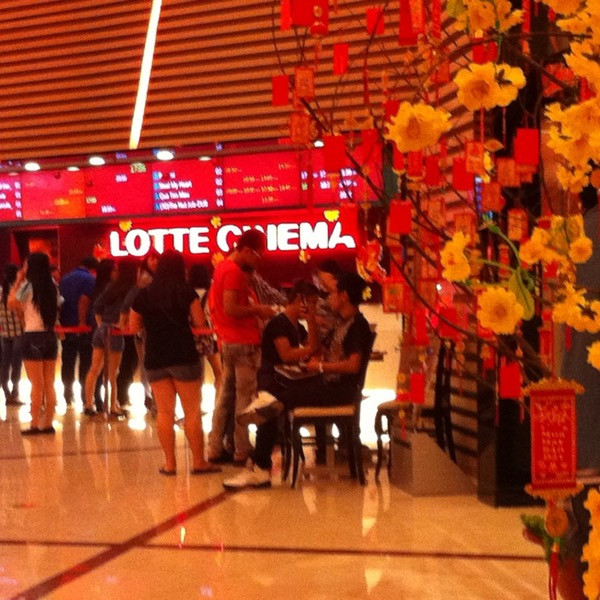 Sảnh chờ rạp Lotte Cinema Cộng Hòa